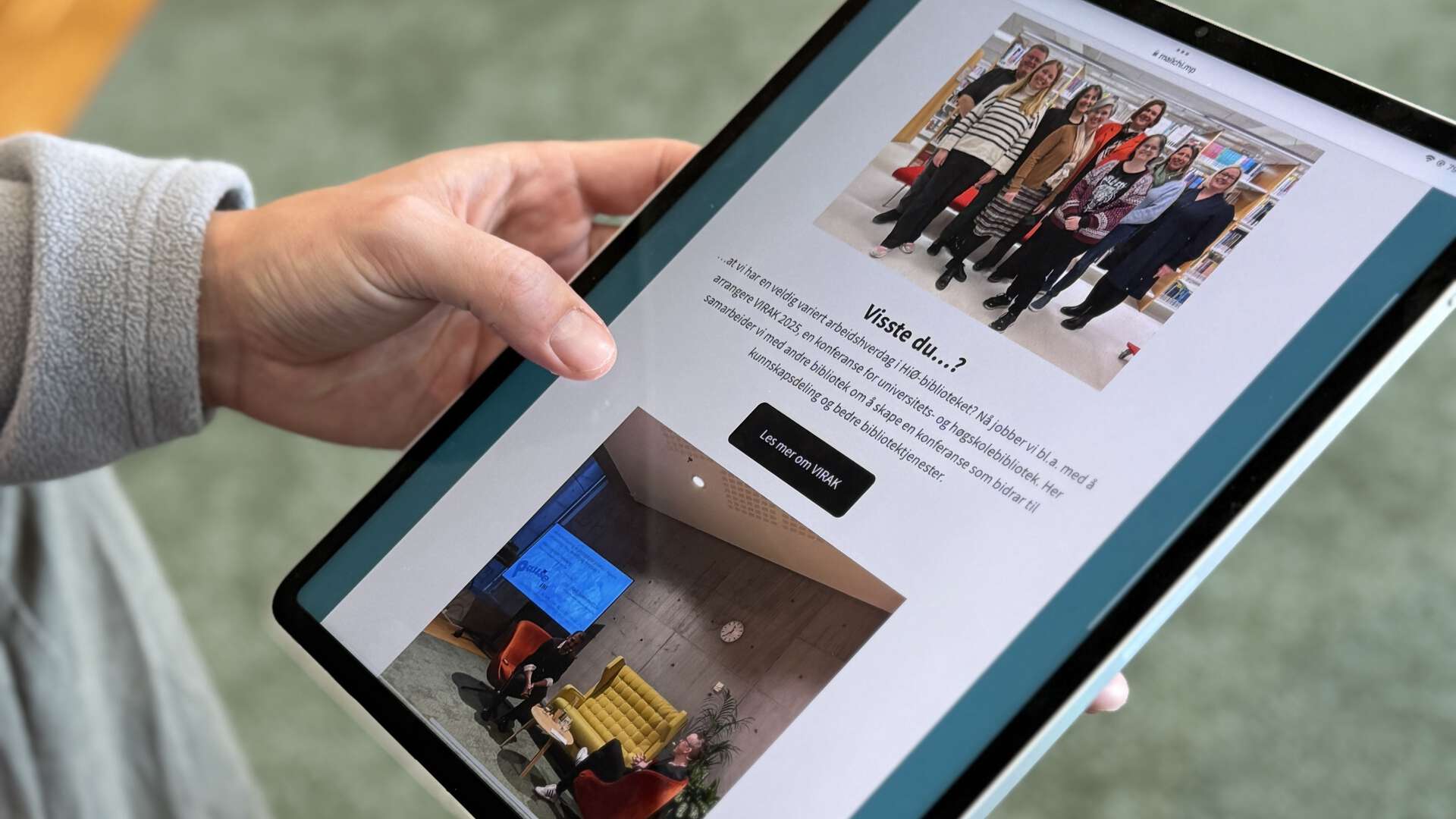 Nærbilde av en iPad som blir holdt i to hender