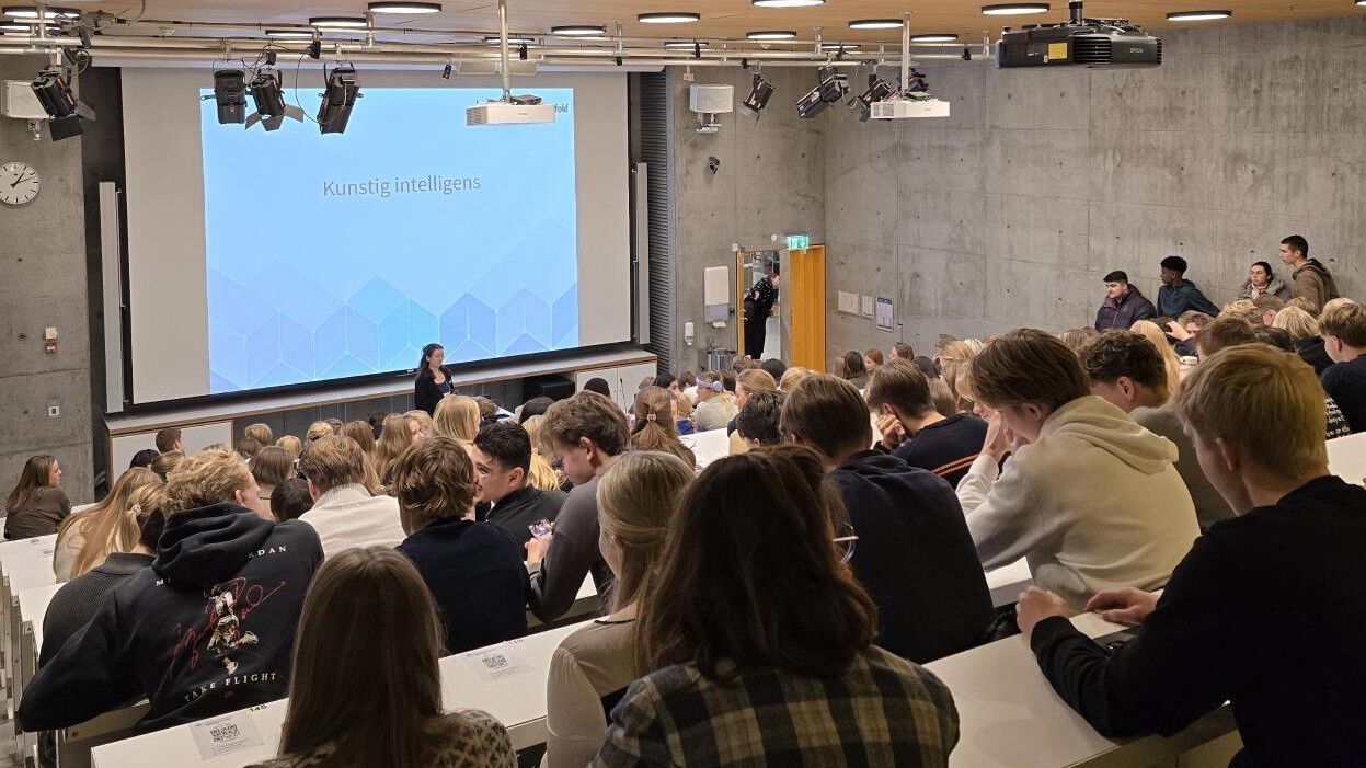 Et auditorium fullsatt med elever.