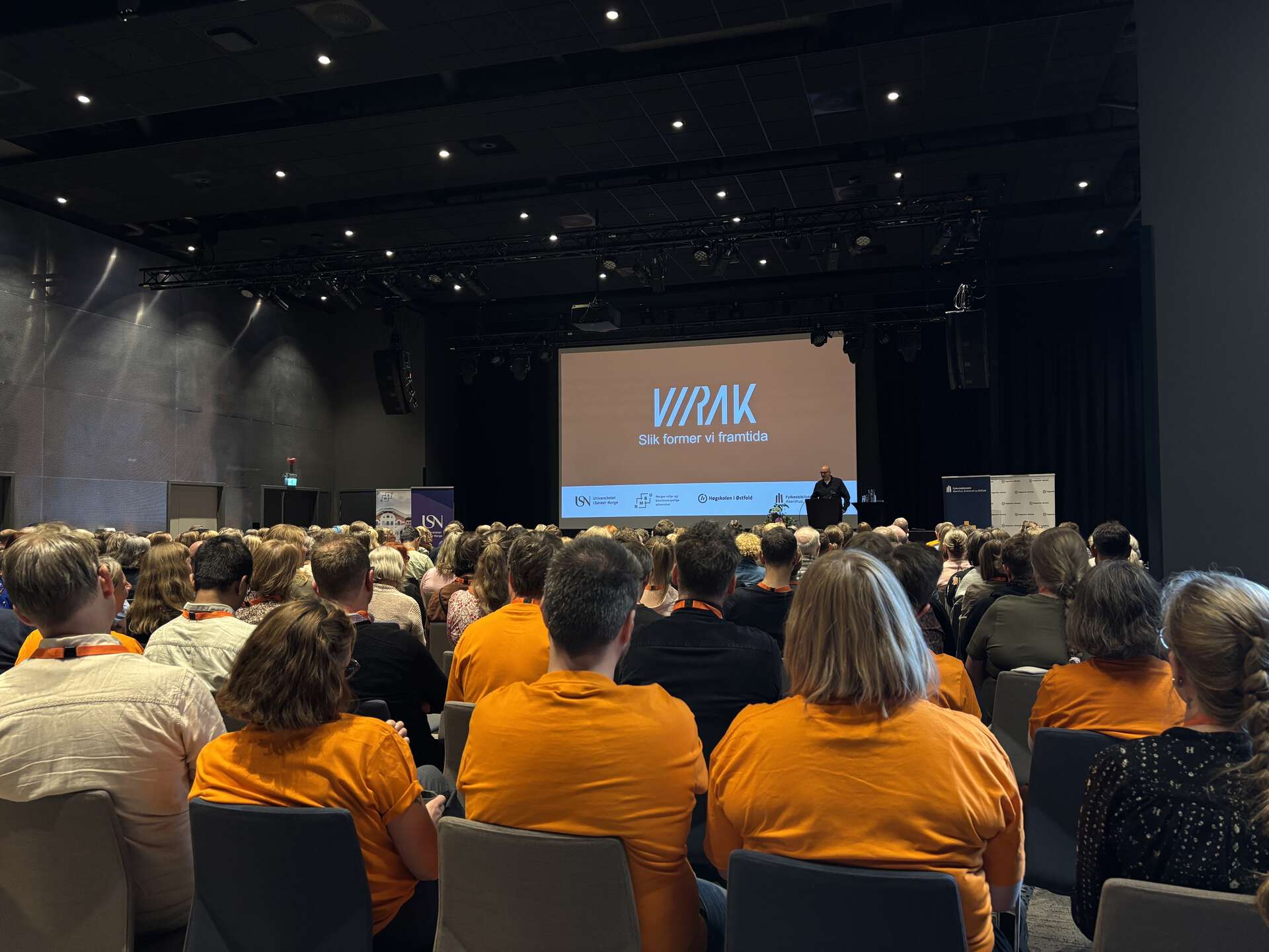 En fullsatt sal hvor publikum hører på foredrag