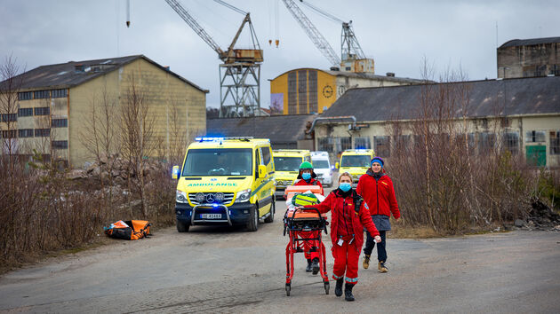 Bilde: ambulansesjåfører med pasient på båre