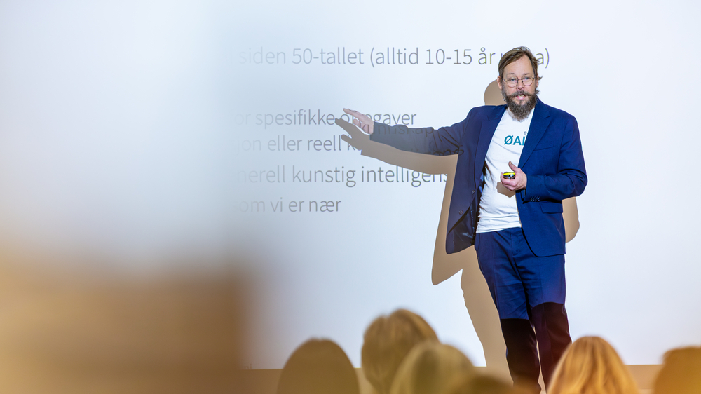 Harald Holone presenterer KI-historie