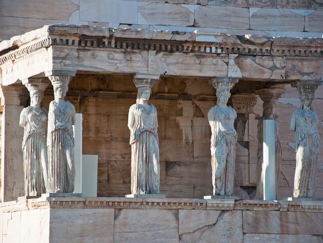 Bilde viser en historisk bygning i Athen. 