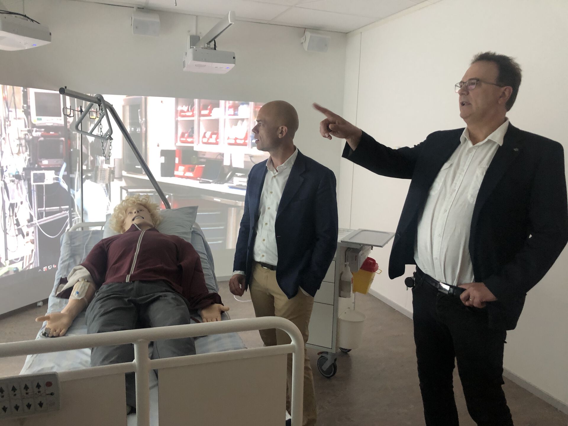 Picture showing Rector Martin Hellstöm from Högskolan Väst, one of our collaboration parters, gives rector Lars-Petter Jelsness-Jørgensen a guided tour around their simulation centre. 