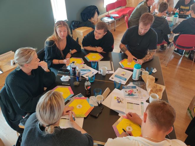 Studenter som arbeider med oppgaver