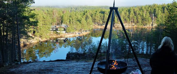 lite vann i skog ormtjernhytta bålpanne dame med ryggen til