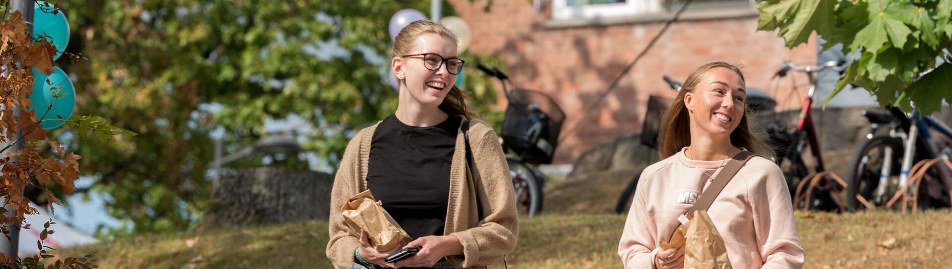 Students in front of Campus Kråkerøy
