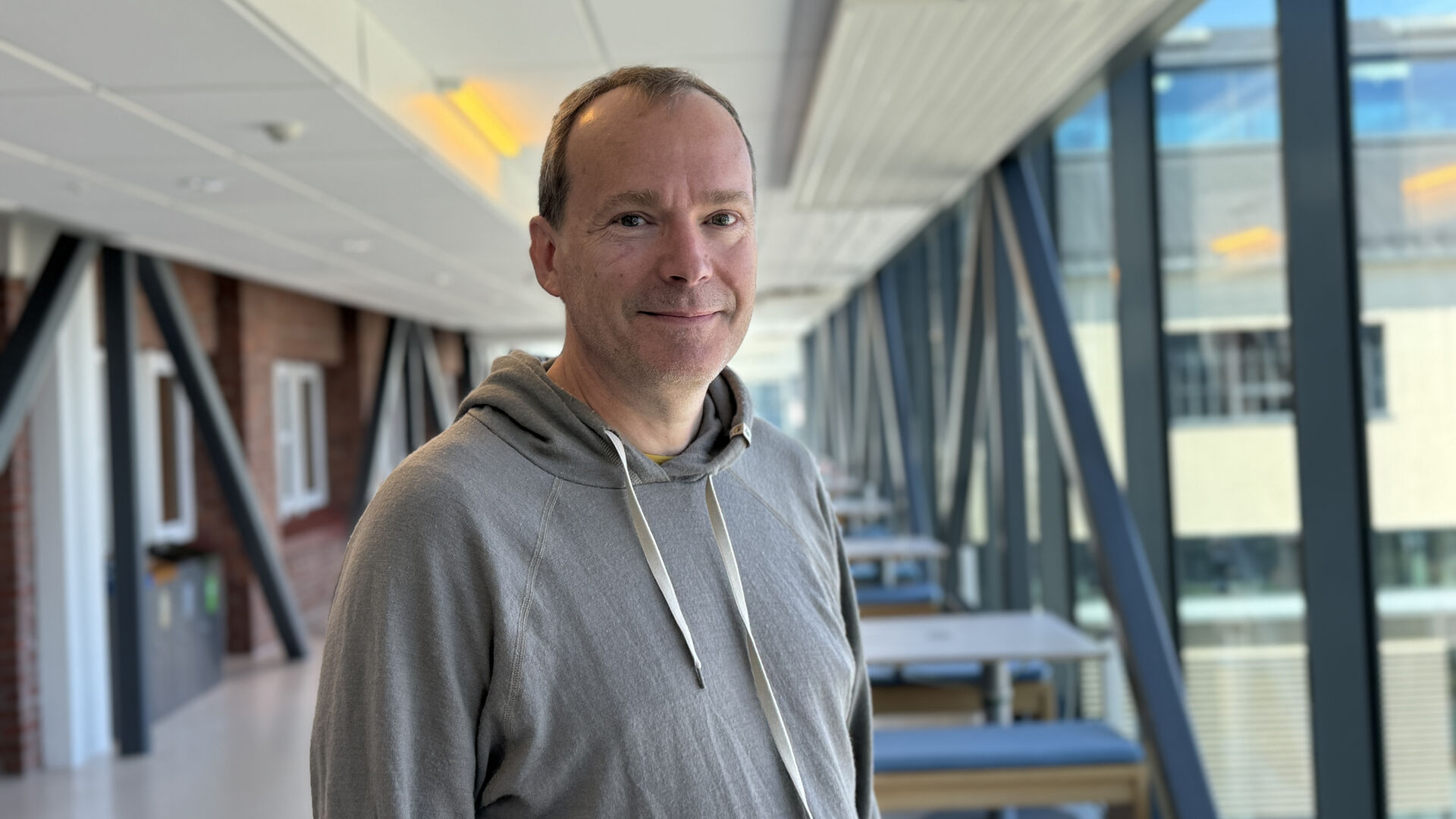 bildet viser forsker Gunnar Andersson fotografert stående i en korridor på campus. 
