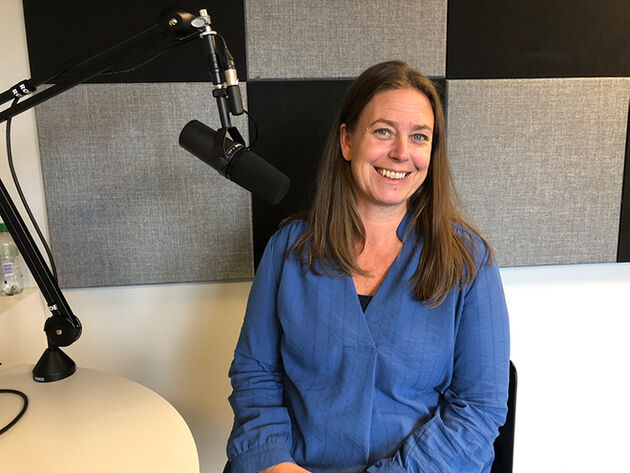 Bildet viser forsker Camilla Gjellebæk i høgskolens studio der episoden ble spilt inn. 