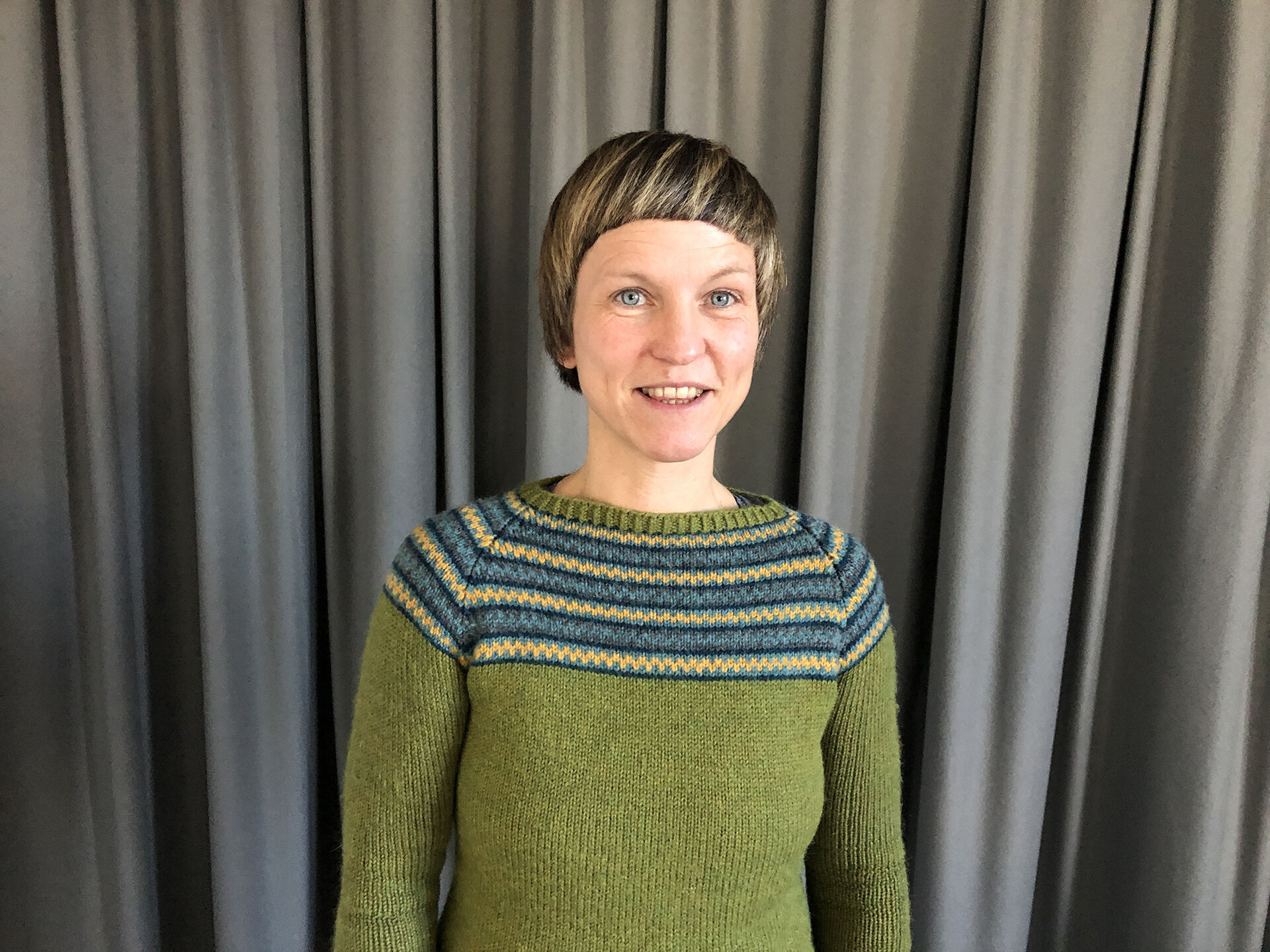  Bilde viser forsker Hanna Marie Ihlebæk i studio i forbindelse med podkast-innspilling.. 