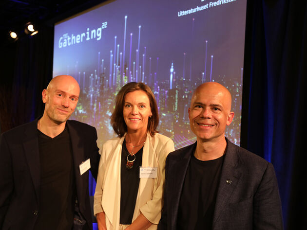 bildet viser leder for Det Digitale Samfunn Henrik Skaug Sætra, forskningsdirektør Trine Eker Christoffersen og HiØs rektor Lars-Petter Jelsness samme på scene under konferansen.