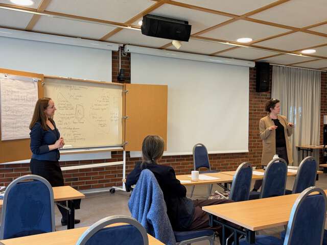 Leonora Bergsjø og Jessica Hansen holder sitt innlegg.