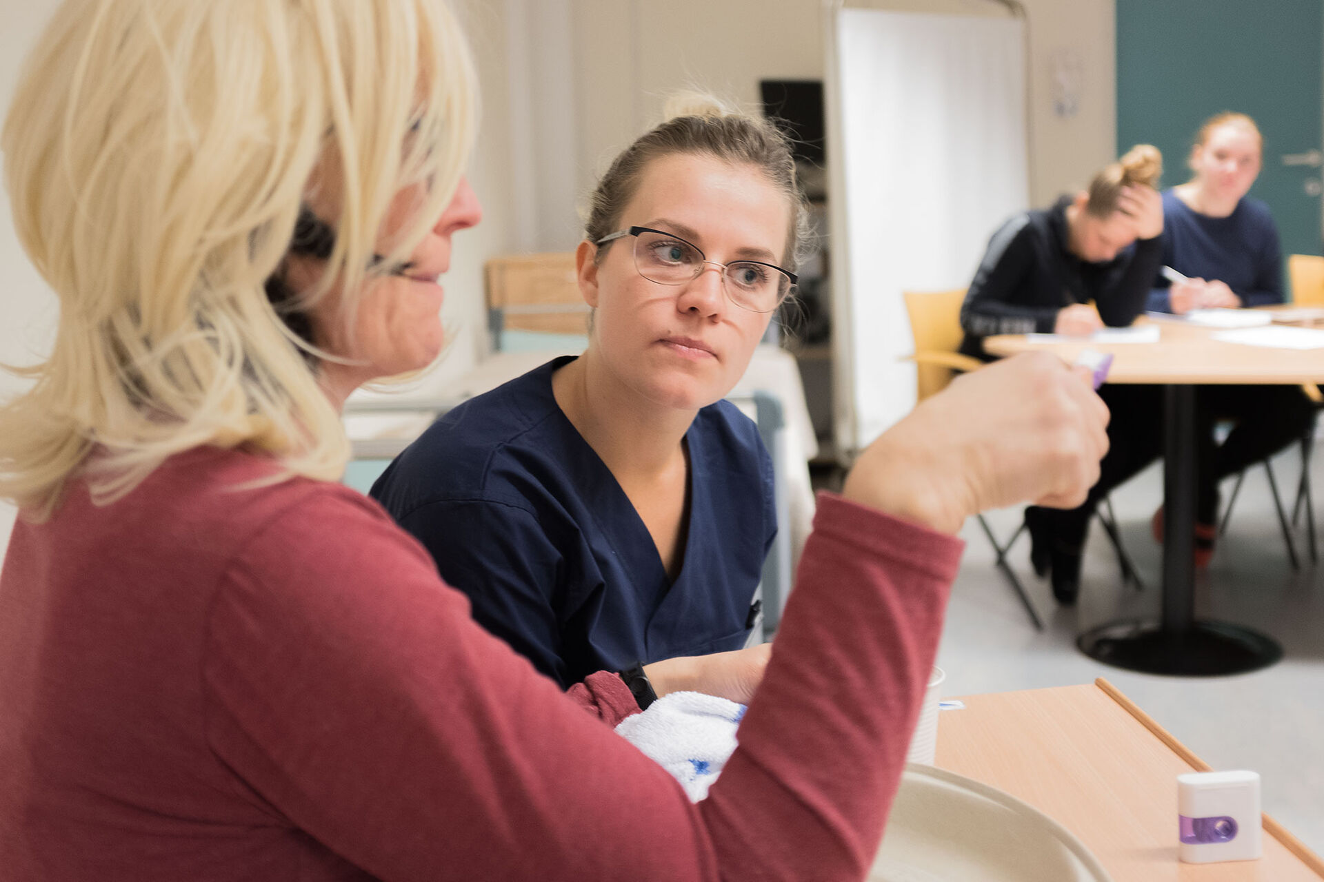 Bildet viser dialog mellom to personer. 