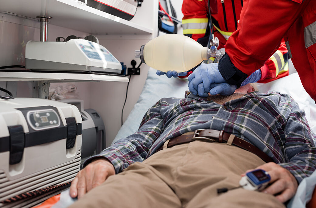Bildet viser en person som får behandling i en ambulanse. 
