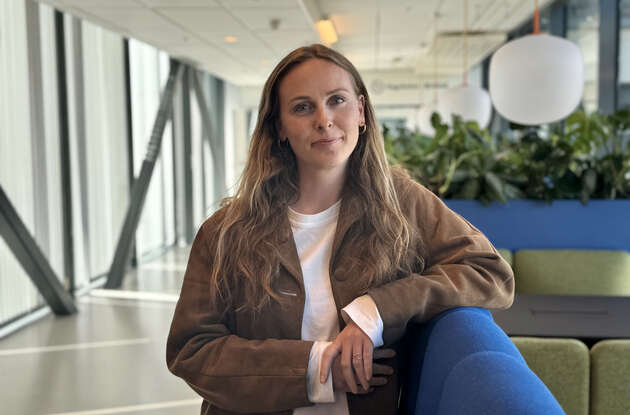 Forskeren avbildet stående i en av de sosiale sonene på høgskolens campus i Fredrikstad. 