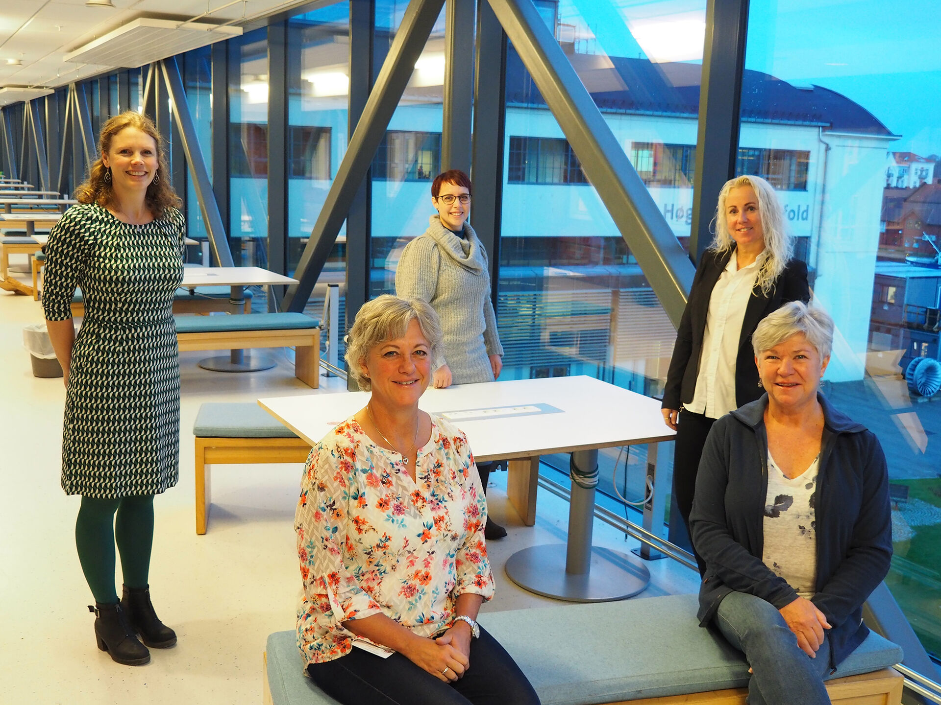 Bildet viser professor Vigdis Abrahamsen Grøndahl og prodekan FoU Ann Karin Helgesen, studieleder Randi Magnus Sommerfelt, masterstudent Gea Restad og førsteamanuensis Ann-Chatrin Leonardsen. 