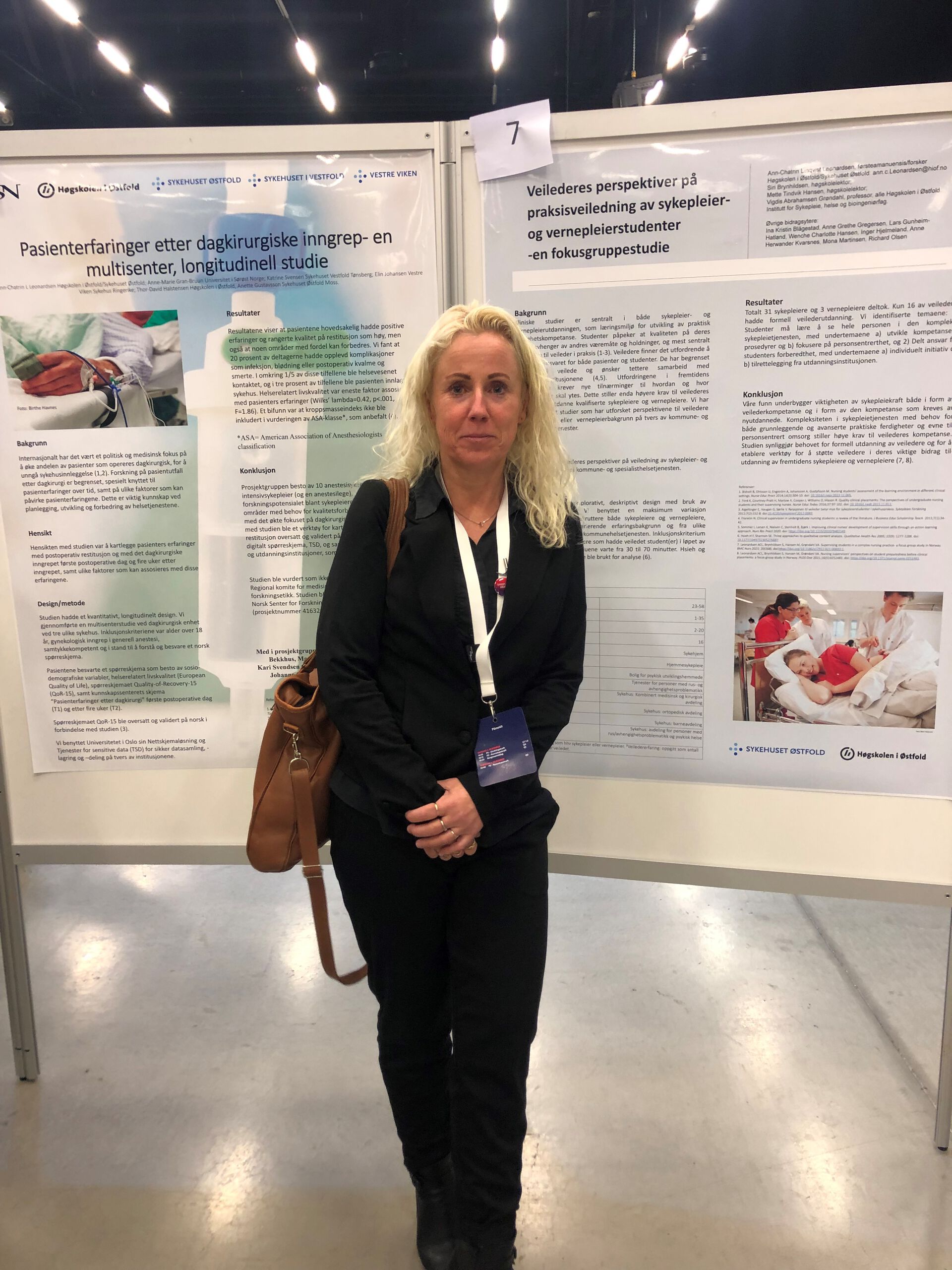 Ann-Chatrin Linqvist Leonardsen foran poster