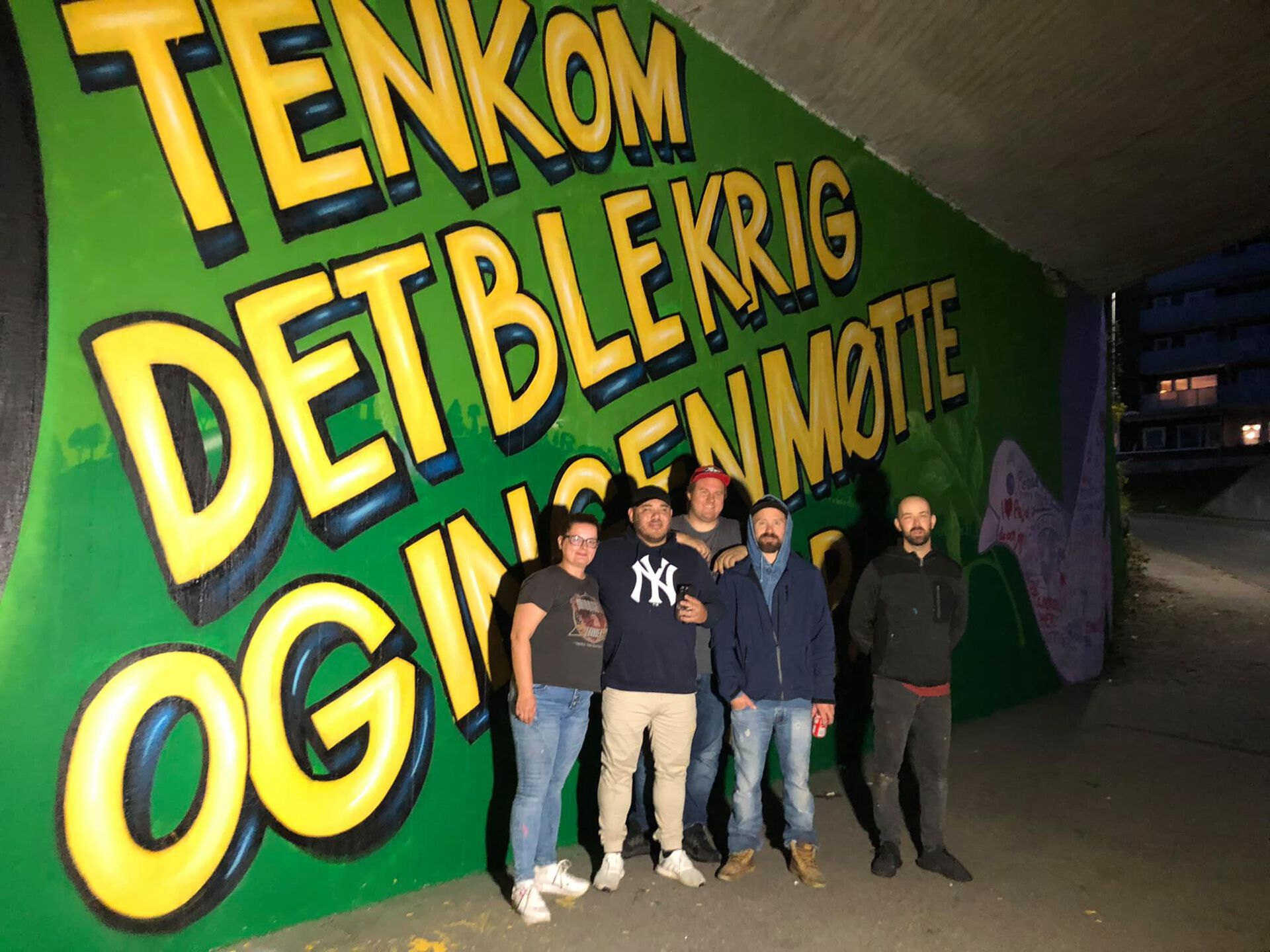 Bildet viser initiativtakerne til prosjektet oppstilt foran gatekunsten.