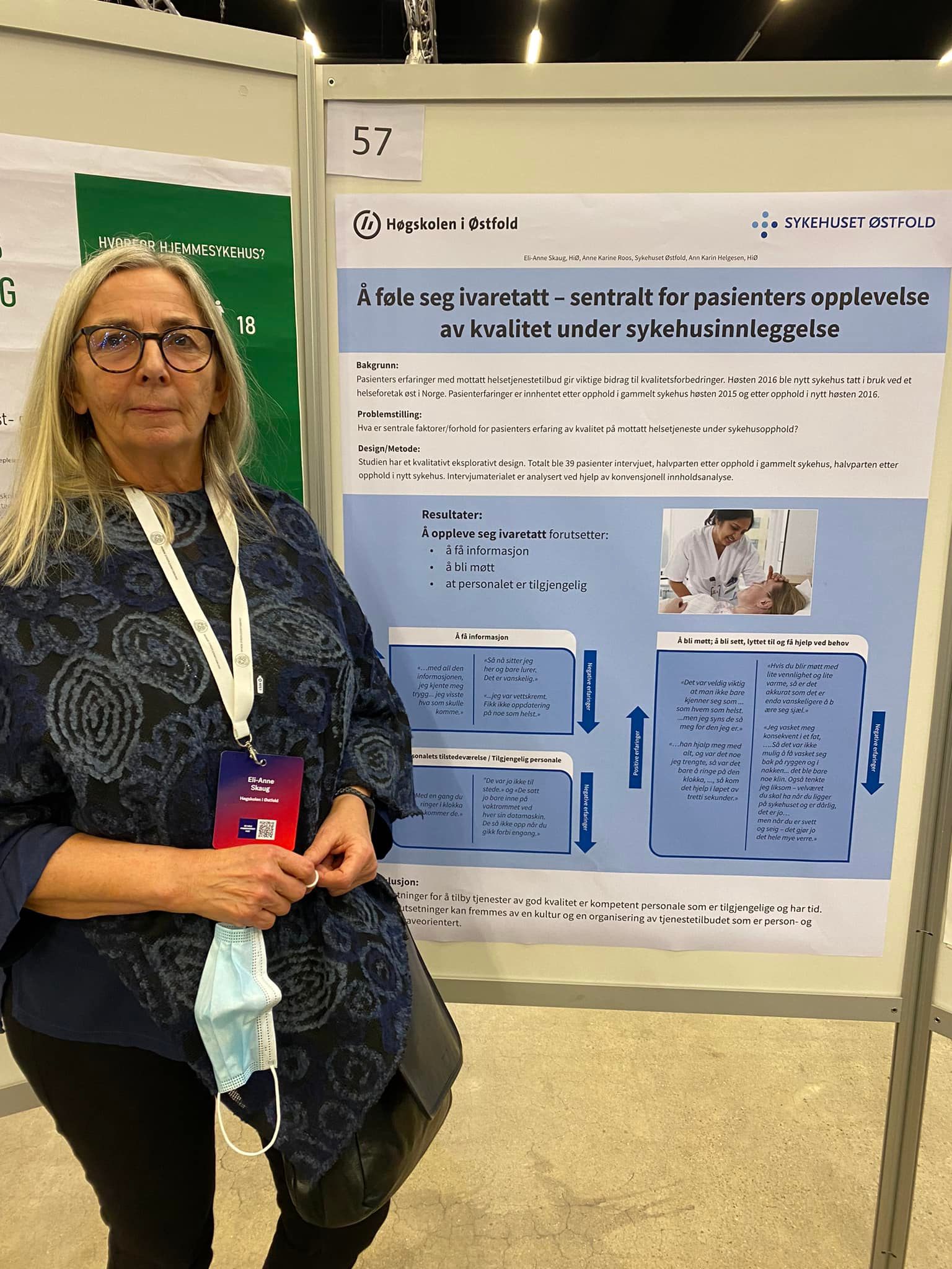 Eli-Anne Skaug foran poster