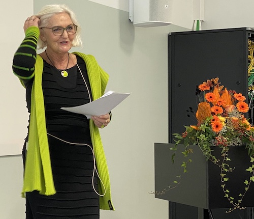 Inger Hjelmeland holder tale
