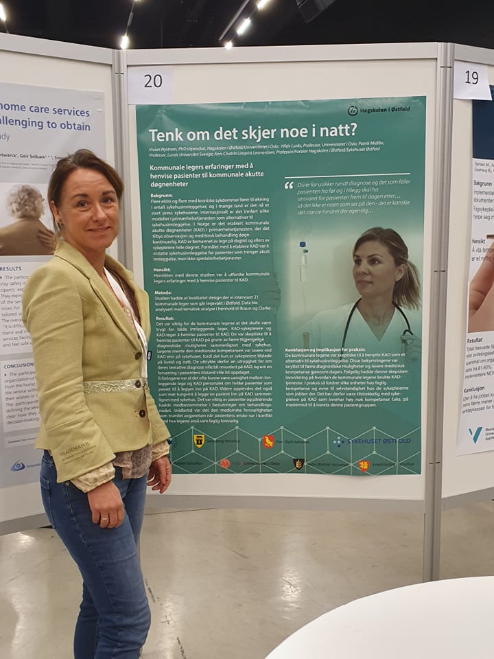 Vivian Nystrøm foran poster