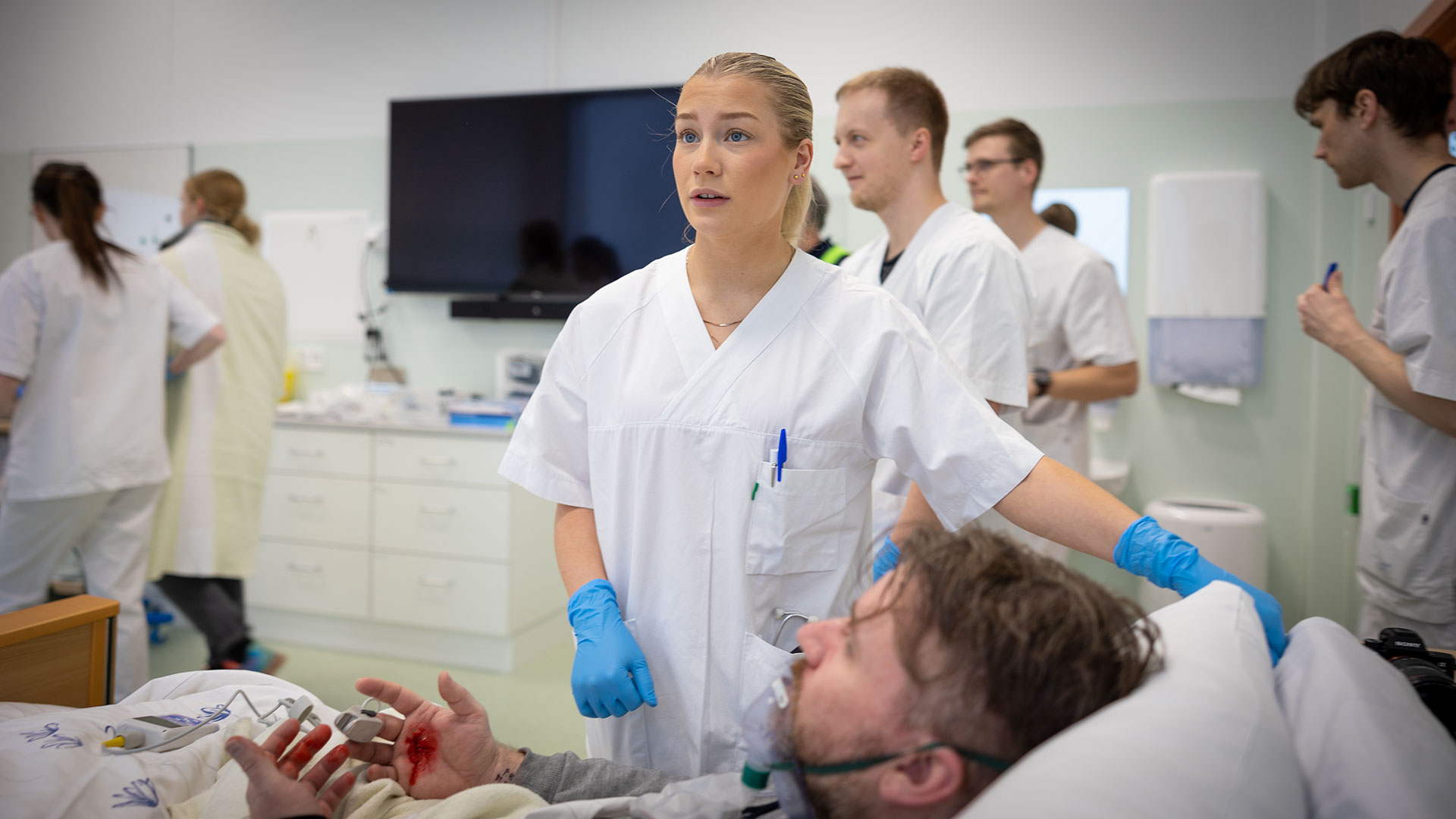 Bildet viser flere studenter som øver på samarbeid inne på et sykehus etter store ulykker med mange personer skadet.