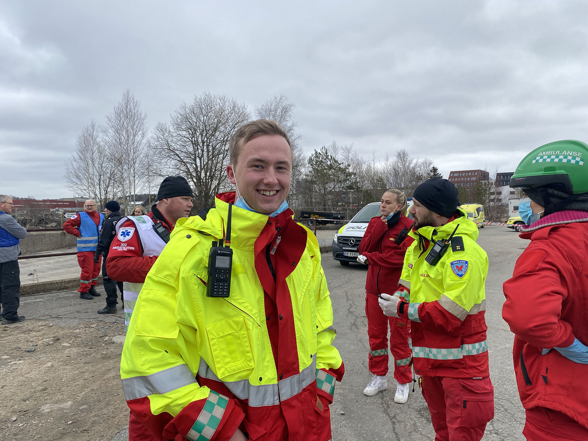 Bilde av studentene ute på skadestedet