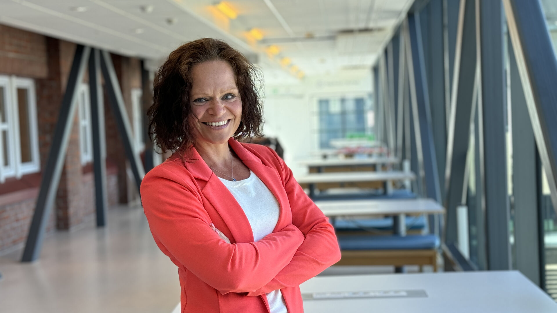 Bildet viser HiØ-professor avbildet smilende på campus.