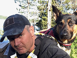 Bildet viser intervjuobjekt Anders Skarra med hund