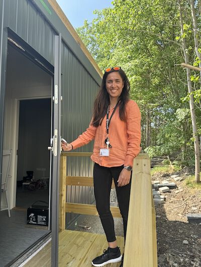 Bilet viser forsker Susana Ganfelix åpne inngangsdøren til laben som er under etablering.