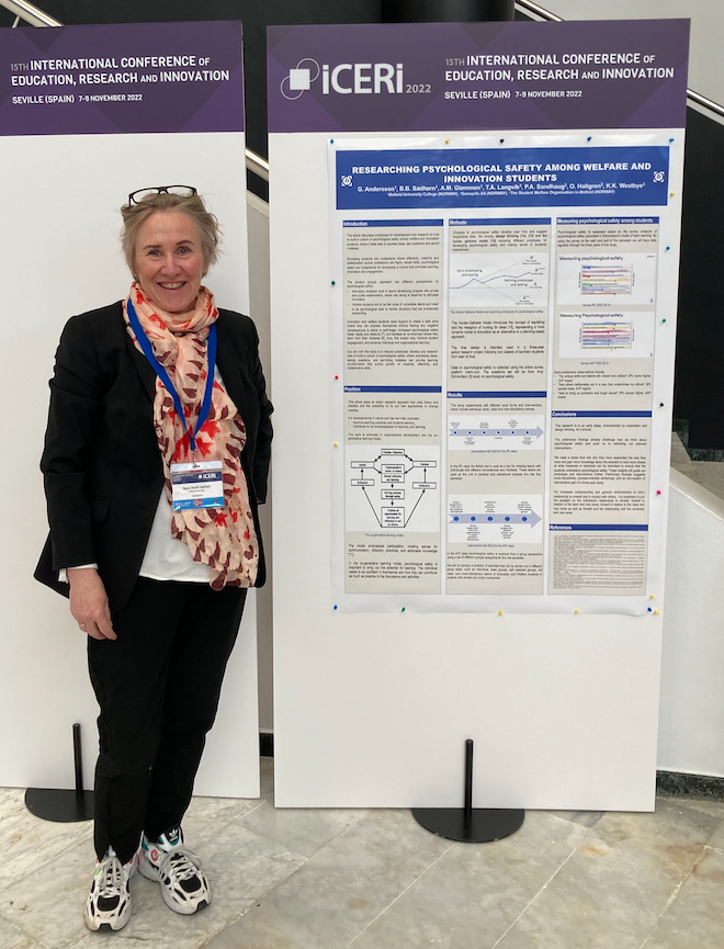 Beate Brevik Sæthern foran poster