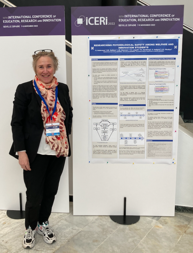 Beate Brevik Sæthern foran poster