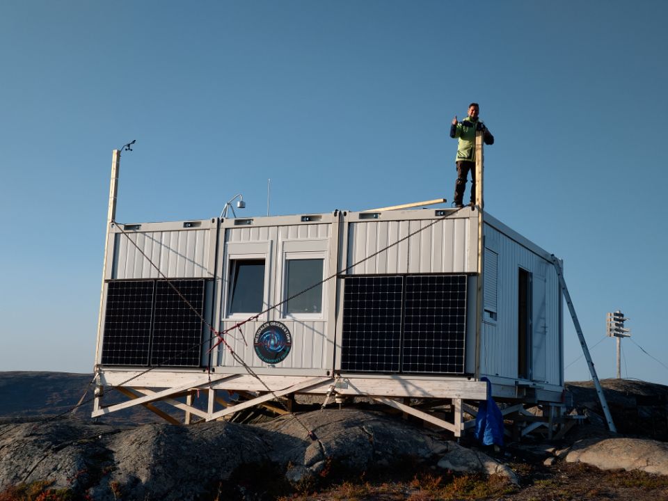 3 brakker med solceller plassert på fjellet