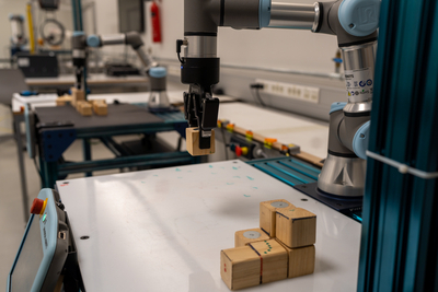 En UR10 robot arm som stabler klosser. 