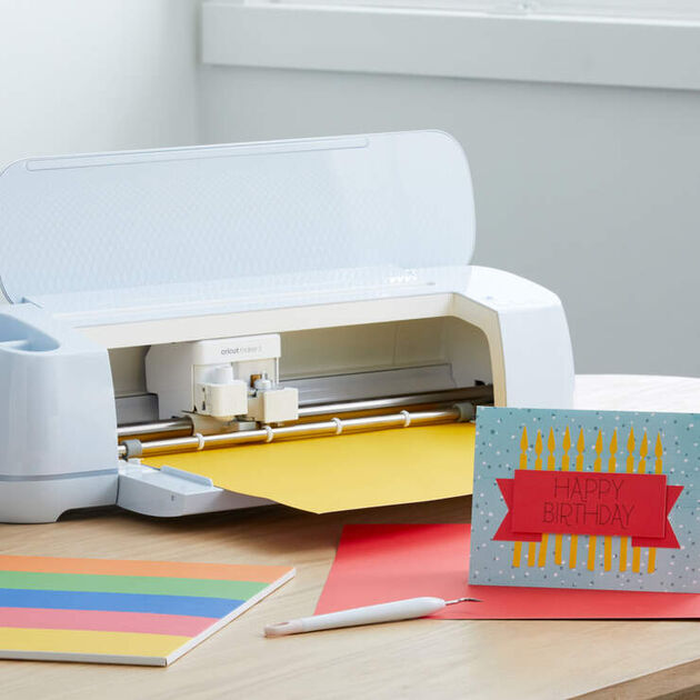 En Cricut Maker Vinylkutter som har kuttet ut et bursdagskort. 
