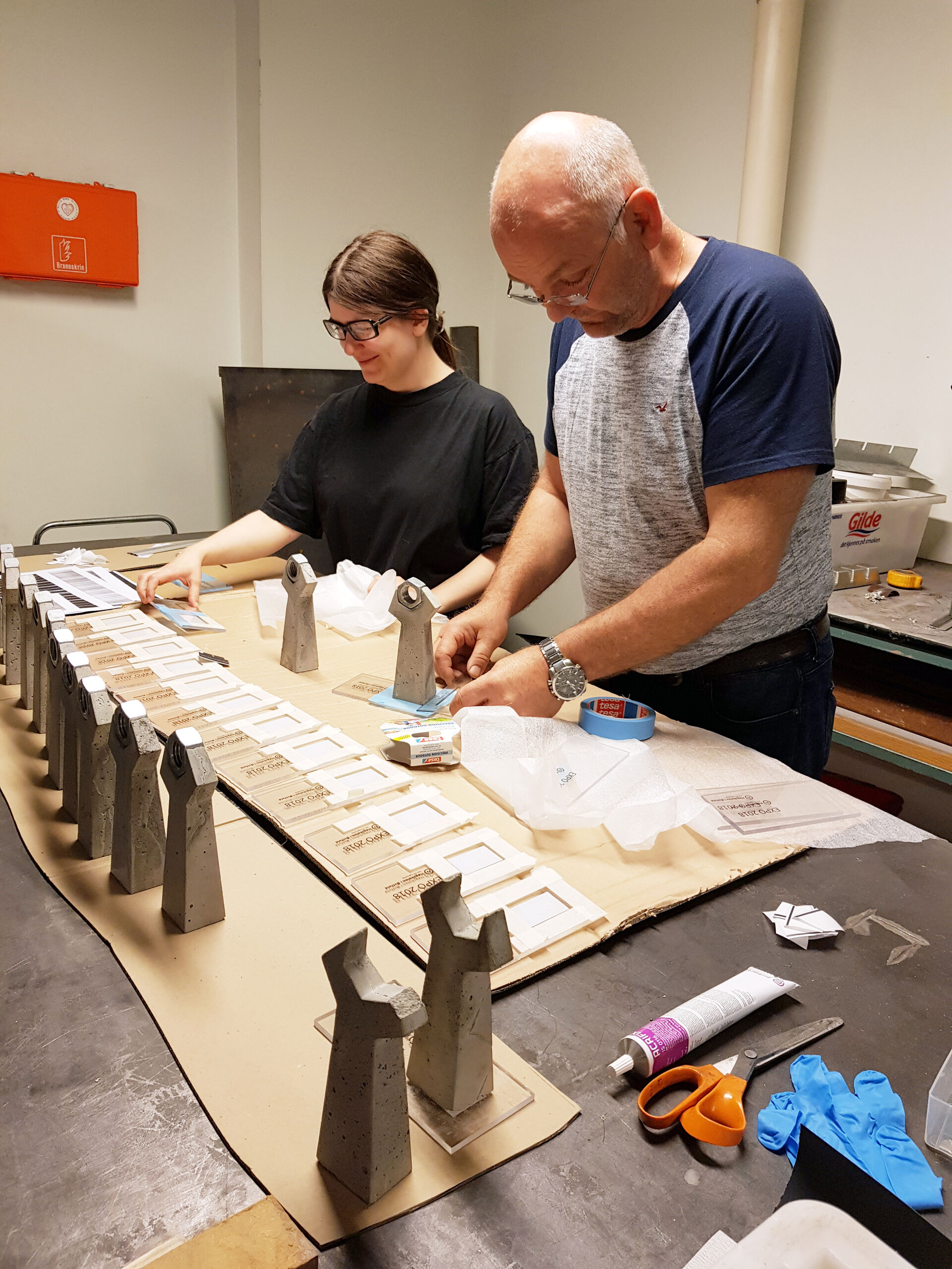 Rino Nilsen ved ingeniøravdelingene var en av flere som bidro med gode råd i produksjonen av statuettene.