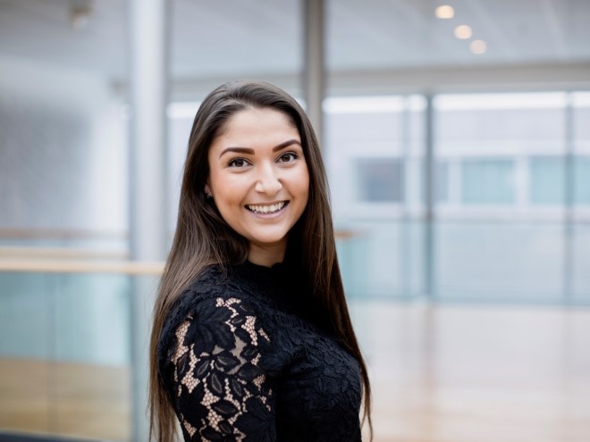 ANBEFALER KARRIEREDAGEN: Tidligere byggstudent Holiya Dadfar fikk jobb etter karrieredagen. Hun anbe