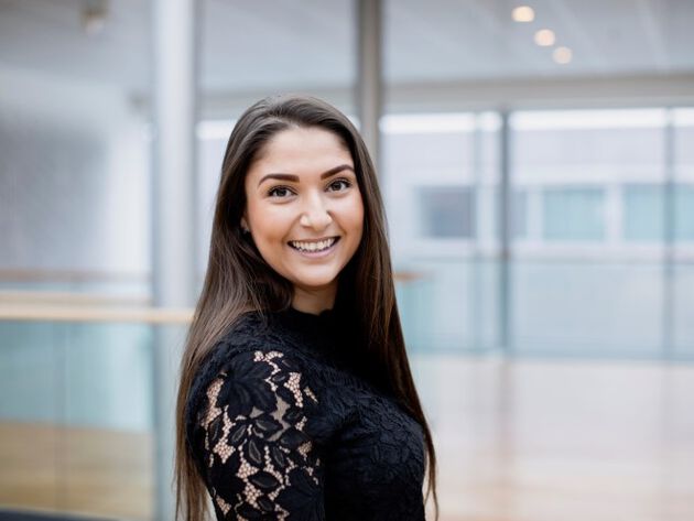 ANBEFALER KARRIEREDAGEN: Tidligere byggstudent Holiya Dadfar fikk jobb etter karrieredagen. Hun anbe