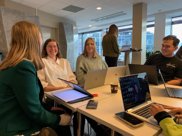 Bilde av studenter som sitter rundt et bord