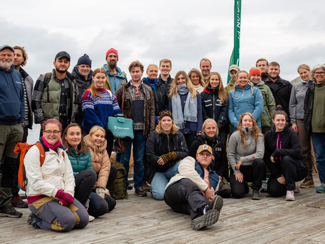 Foto av Strømtangen fyr med logoen for Fyrtårsverkstedet