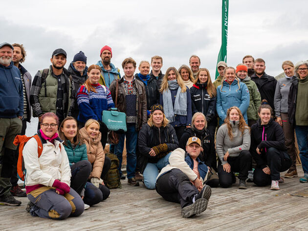 Foto av Strømtangen fyr med logoen for Fyrtårsverkstedet