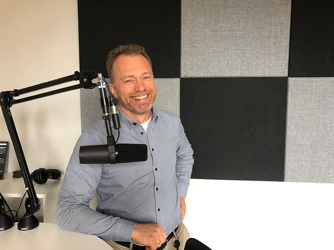 Bilde av forsker Geir Torgersen i podcast-studio.