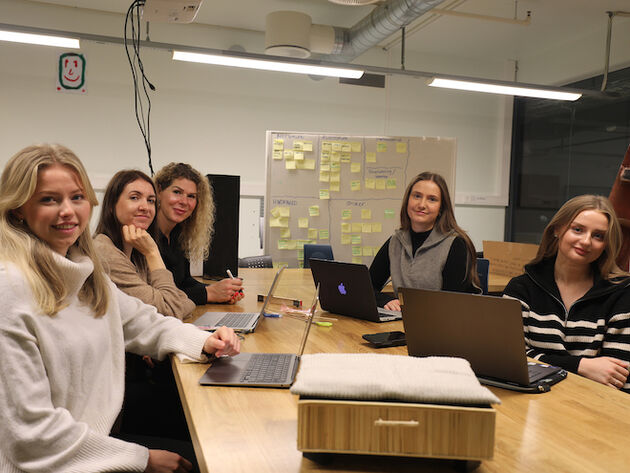 Bildet av de fem studentene som har jobbet med et oppdrag for en ekstern aktør. 