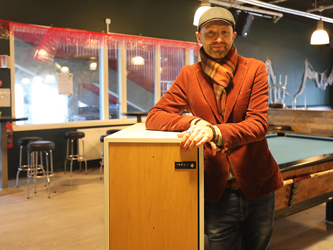 Bilde av Lars Erik Sikkeland i Re:Inventar i forbindelse med presentasjonene på studentkroa til høgskolen. 