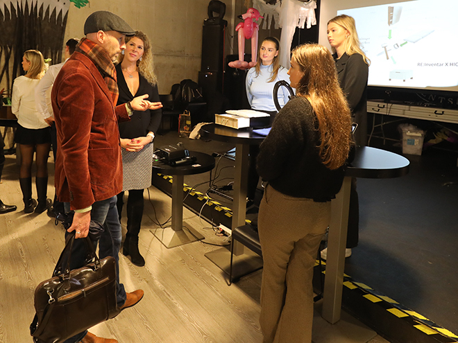 Bilde av studentgruppa i dialog med oppdragsgiver under festivalen på studentkroa. 