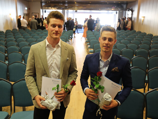 Bilde viser de to prisvinnerne med blomst og diplom på seremonien der prisen ble delt ut. 