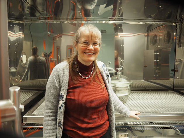 Bildet viser professor Anna-Lena Kjøniksen på en av høgskolens laber. 