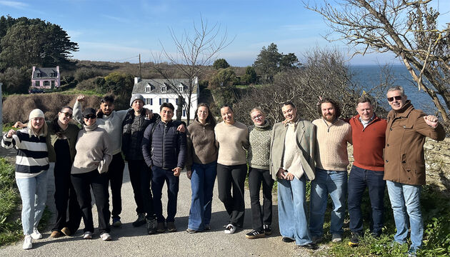 En gruppe IPL-studenter fotografert utendørs I Groix i Frankrike.  