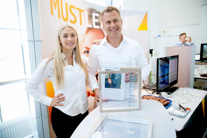 Picture of two people on a stand during a precious EXPO exhibition