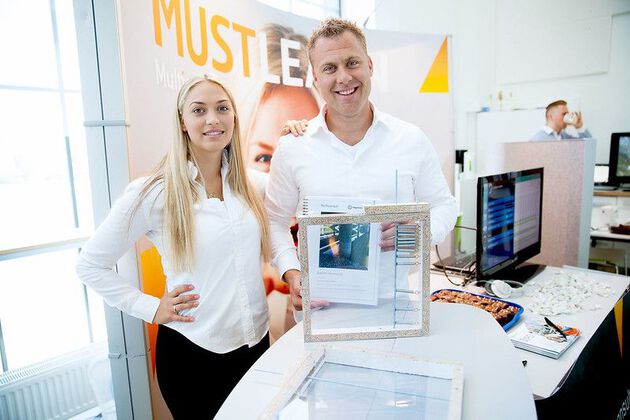 Picture of two people on a stand during a precious EXPO exhibition