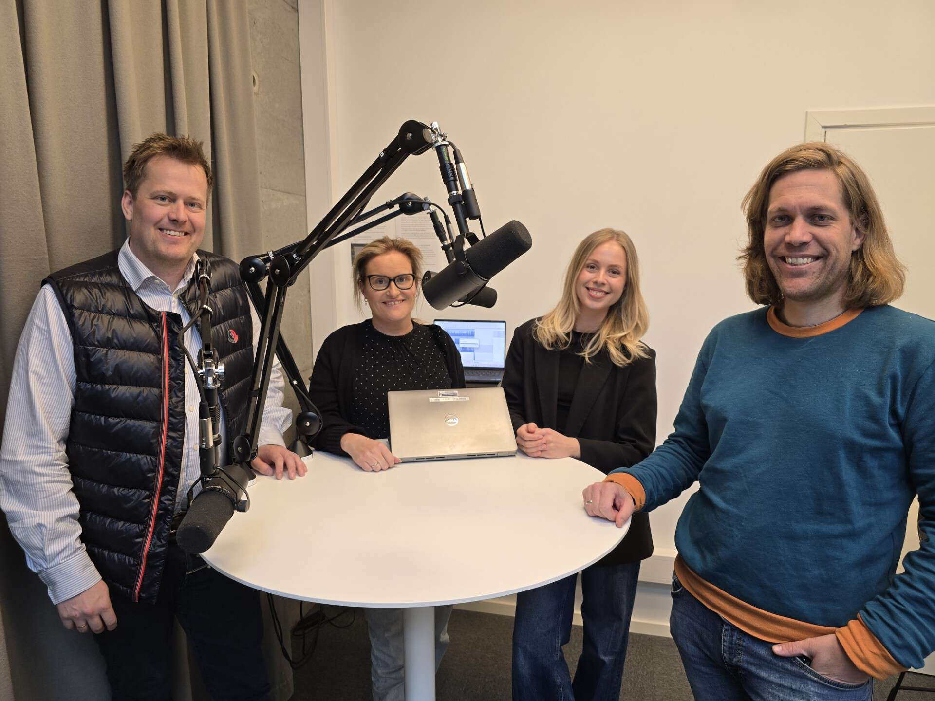 Fra venstre:  Marius Birkeland (Assisterende Instituttleder Ingeniør), Elise Ager (Seksjon for Studentoppfølging), Christine Grindberg Løkke (Seksjon for Studentoppfølging) og Lars Emil Skrimstad Knudsen (Assisterende instituttleder Informasjonsteknologi og Kommunikasjon) 